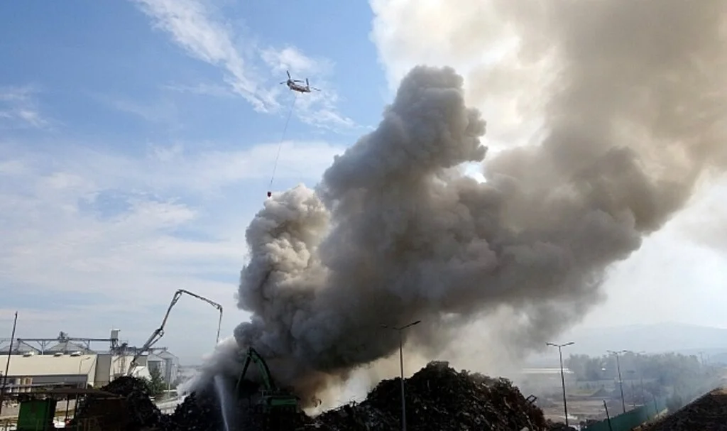 Geri dönüşüm tesisinde çıkan yangına helikopterle müdahale edildi