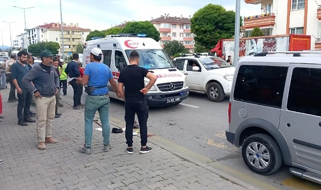 Geri geri gelen hafif ticari aracın çarptığı yaşlı adam ağır yaralandı