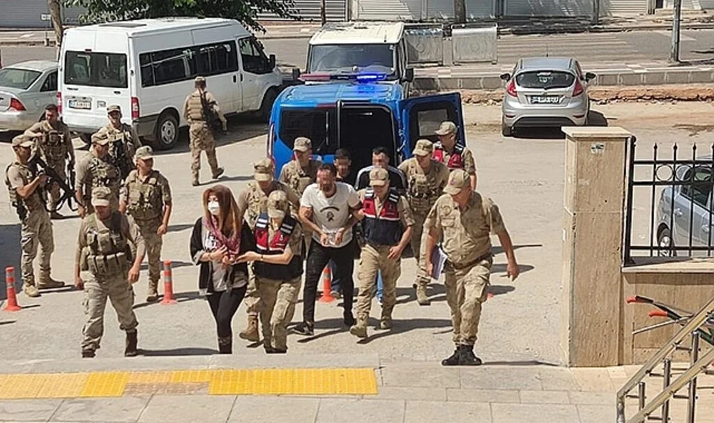 Gezginlerin arabasından eşya çalan 4 kişi yakalandı