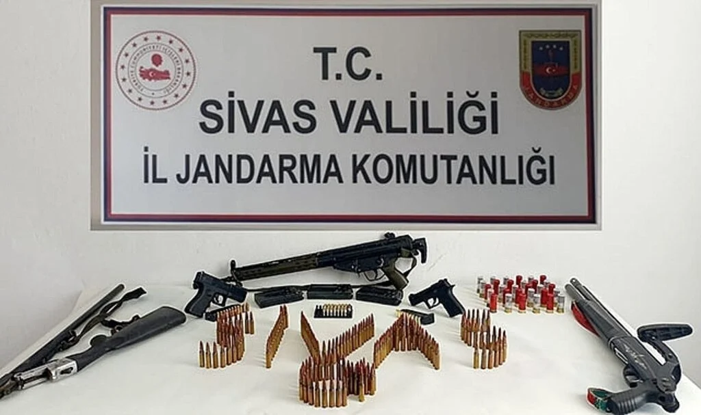 Göçerlerin çadırlarından adeta cephanelik çıktı