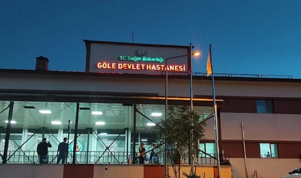 Göle’deki depremde binadan başına tuğla düşen bir kişi yaralandı