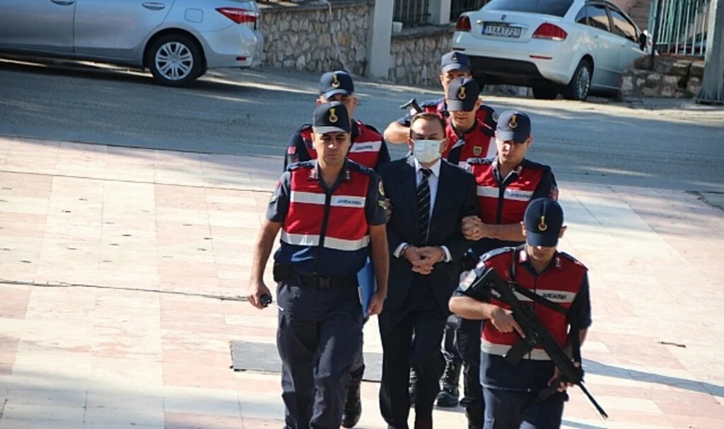 Görevden alınan CHP'li Semih Şahin'in 12 yıla kadar hapis talebiyle yargılandığı davanın ilk duruşması görüldü