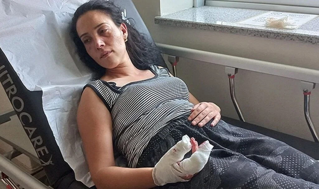 Gözü dönen koca eşini feci şekilde darp edip, bıçakla parmağını kesmeye çalıştı