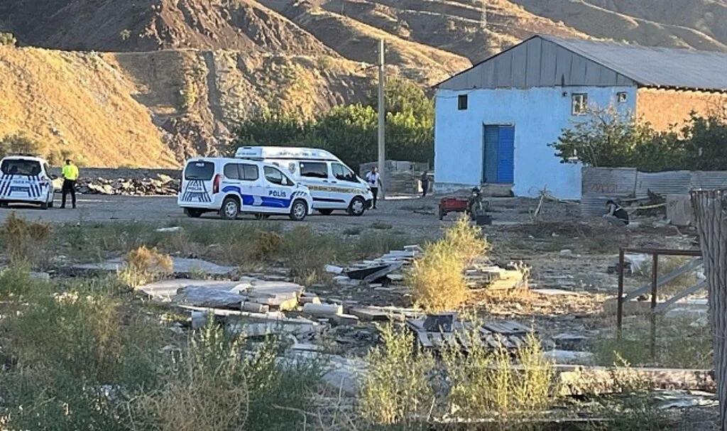 Gözünü taşla yaralayan adamı tüfekle vurdu