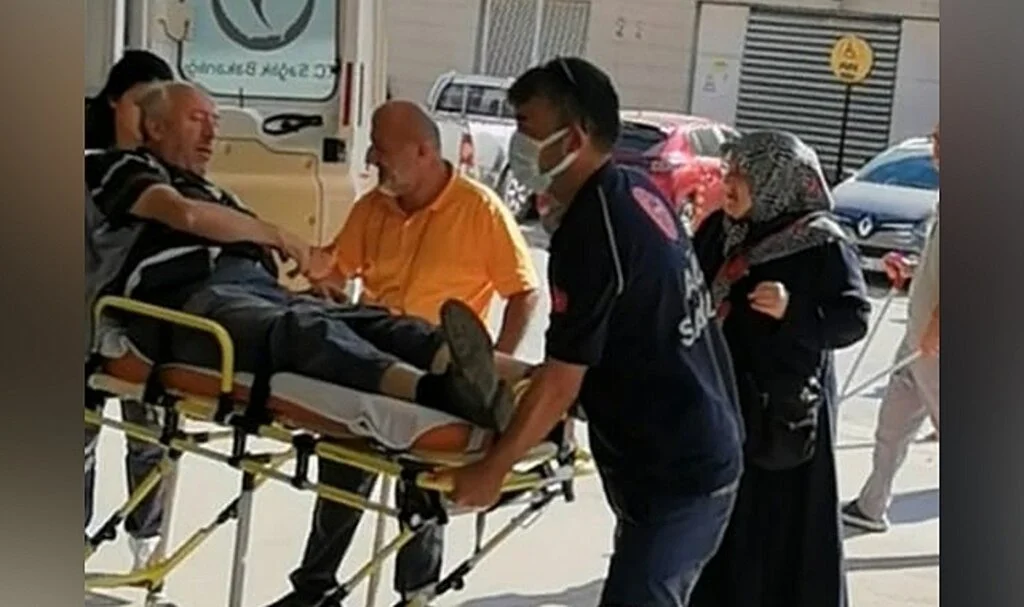 Hafif ticari araç direğe çarptı: 1 yaralı