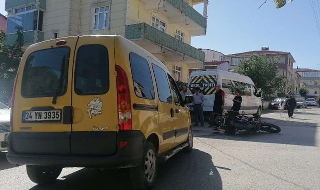 Hafif ticari araç ile çarpışan motosikletin sürücüsü savruldu