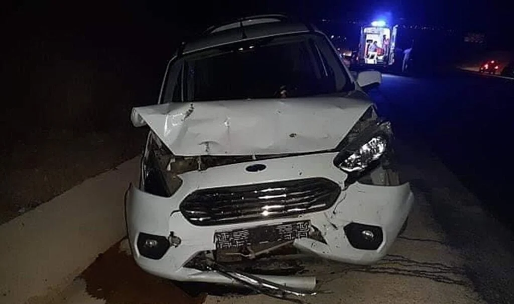 Hafif ticari araç ile otomobil çarpıştı: 2 yaralı