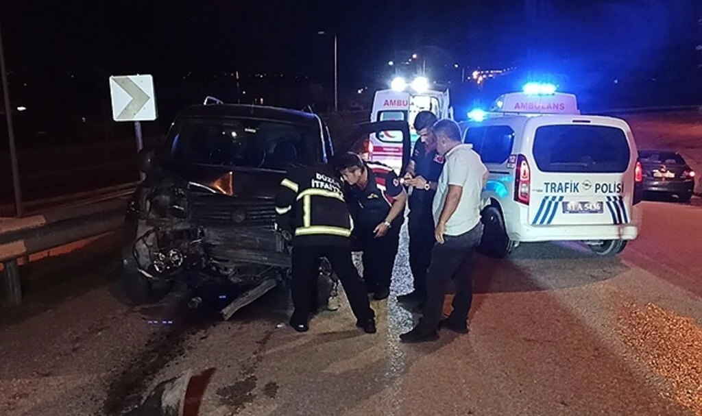 Hafif ticari araç ile otomobil çarpıştı: 2 yaralı
