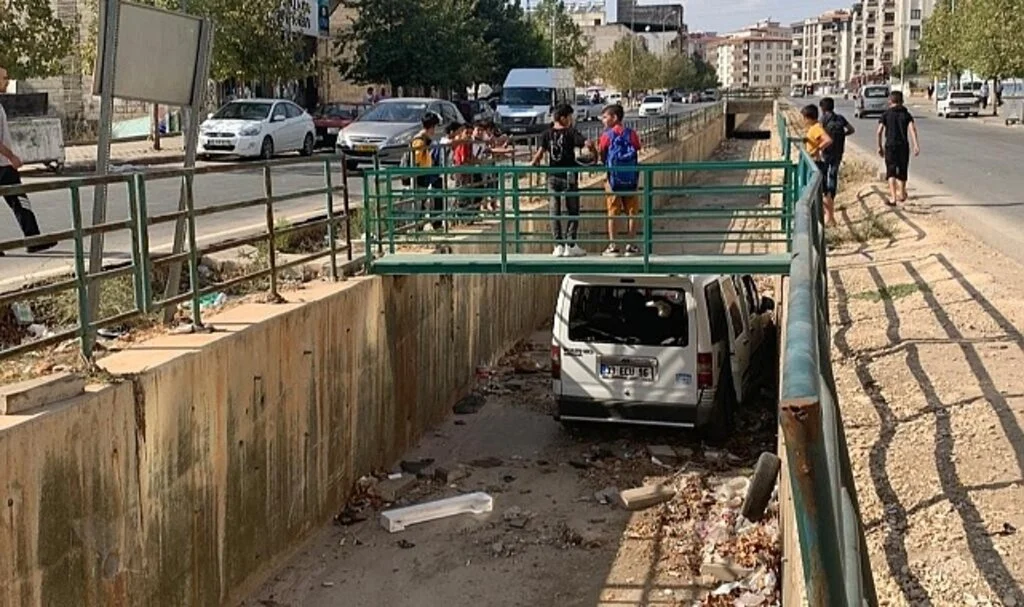 Hafif ticari araç kanala uçtu: 2 yaralı