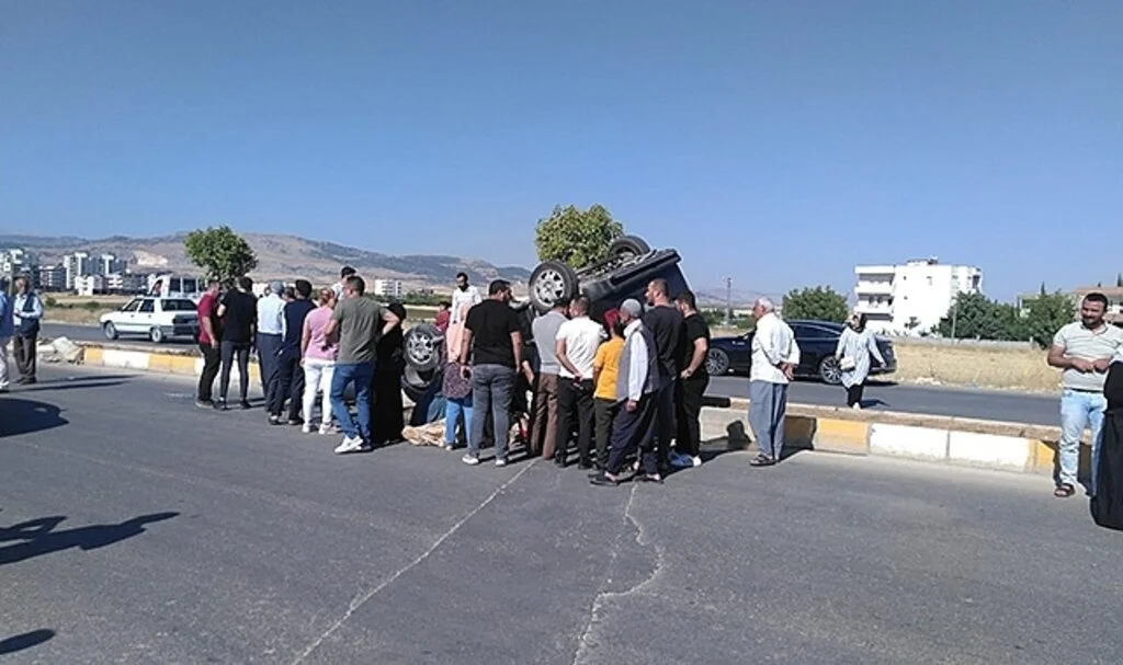 Hafif ticari araç refüje çarptı: 2 yaralı