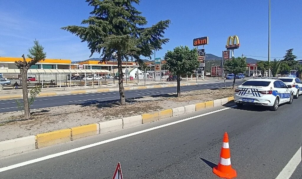 Hafriyat kamyonu çarptığı otomobili metrelerce sürükledi, o anlar kameraya yansıdı