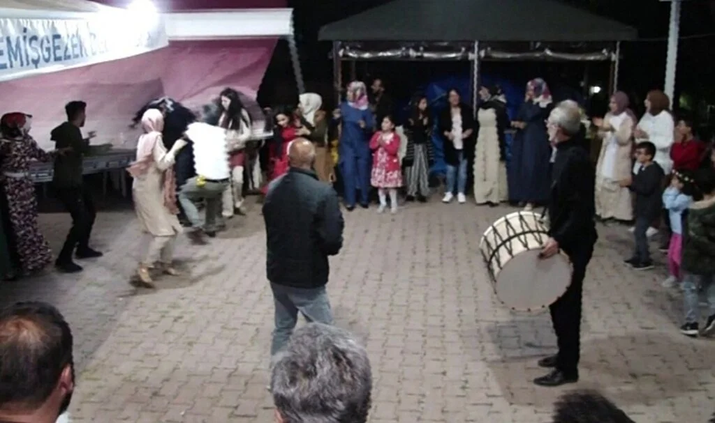 Halay çekenleri kurtarayım derken tente üzerine düştü