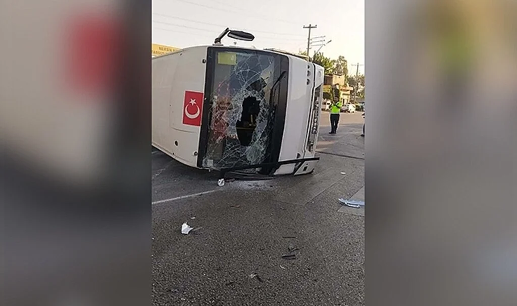 Halk otobüsü ile otomobil çarpıştı, sürücüler yaralandı