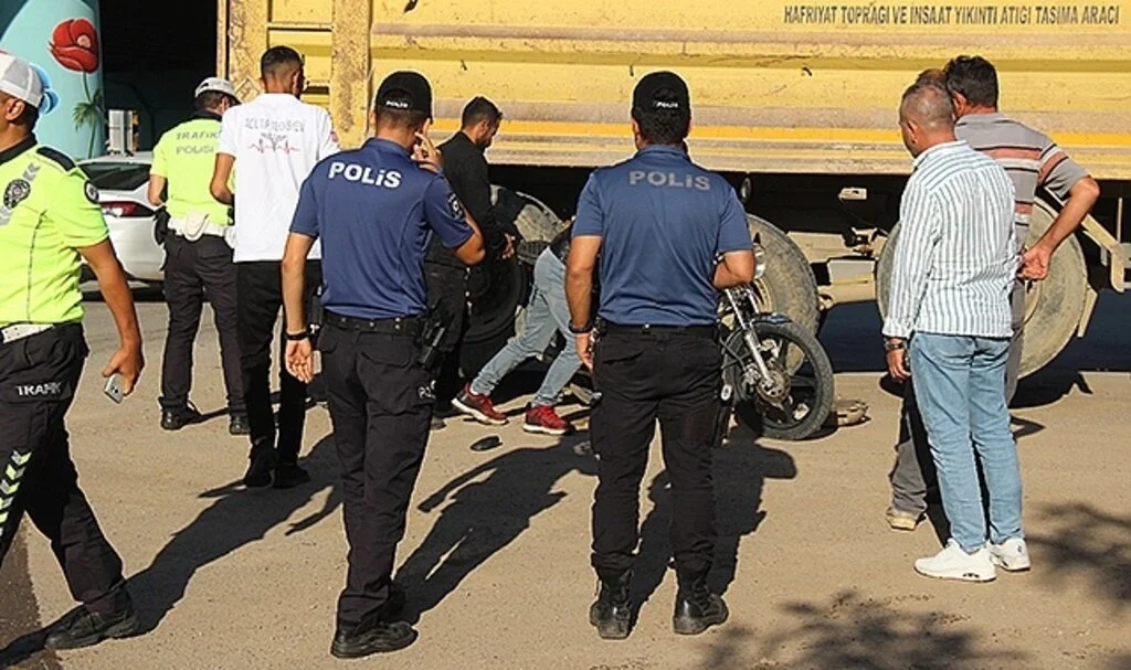 Hamile kadın ve amcasını ezilmekten vatandaşların dikkati kurtardı
