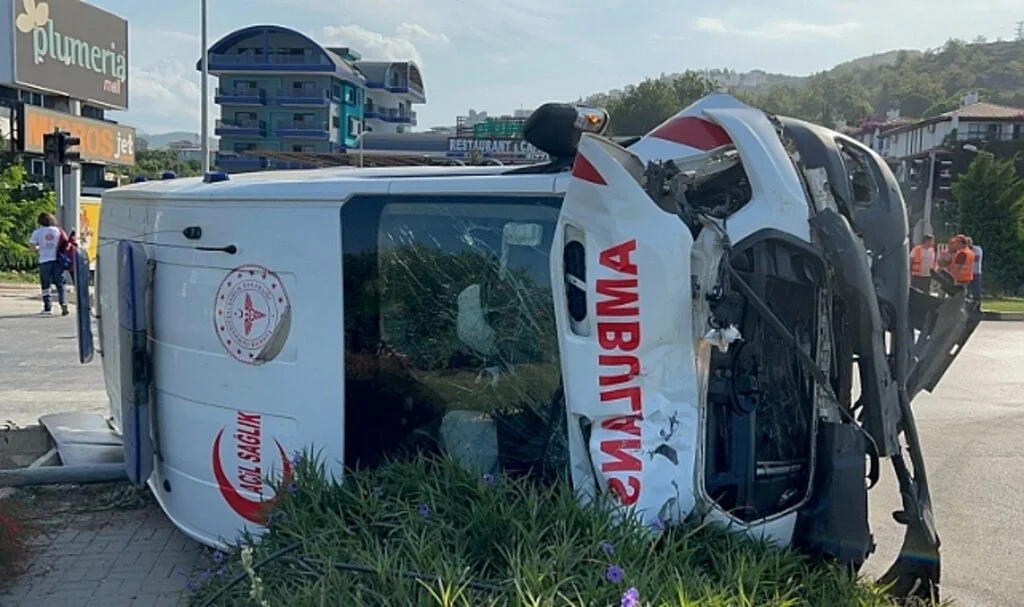Hasta sevk eden ambulans kamyonetle çarpışıp devrildi: 8 yaralı