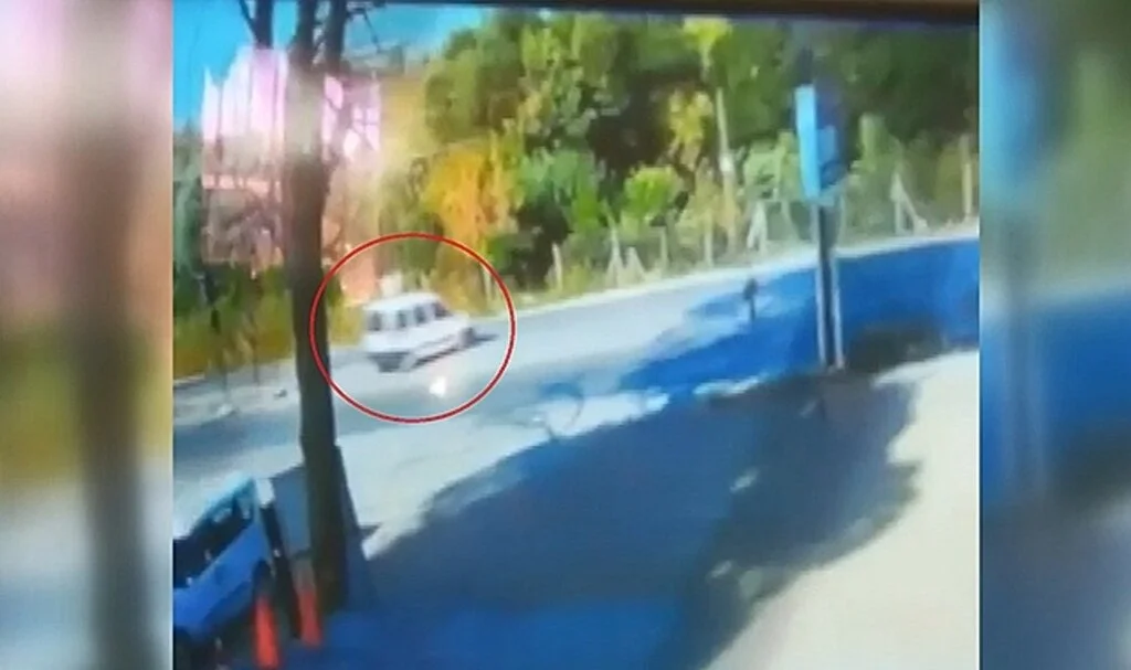 Hatalı dönüş yapan araca çarptı, kask sayesinde kazayı hafif atlattı