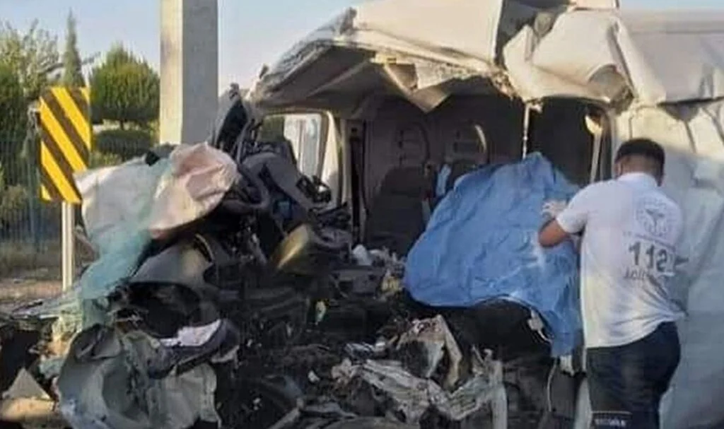  Hatalı sollama faciaya neden oldu: 2 ölü, 3 yaralı