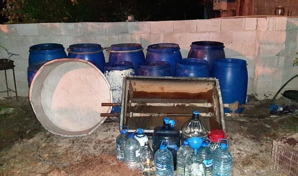 Hatay’da 3 bin 550 litre sahte rakı ele geçirildi