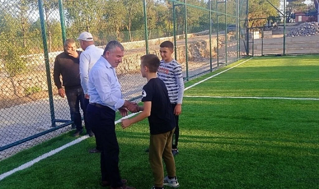 Havza Belediye Başkanı Sebahattin Özdemir gençlerle futbol oynadı 