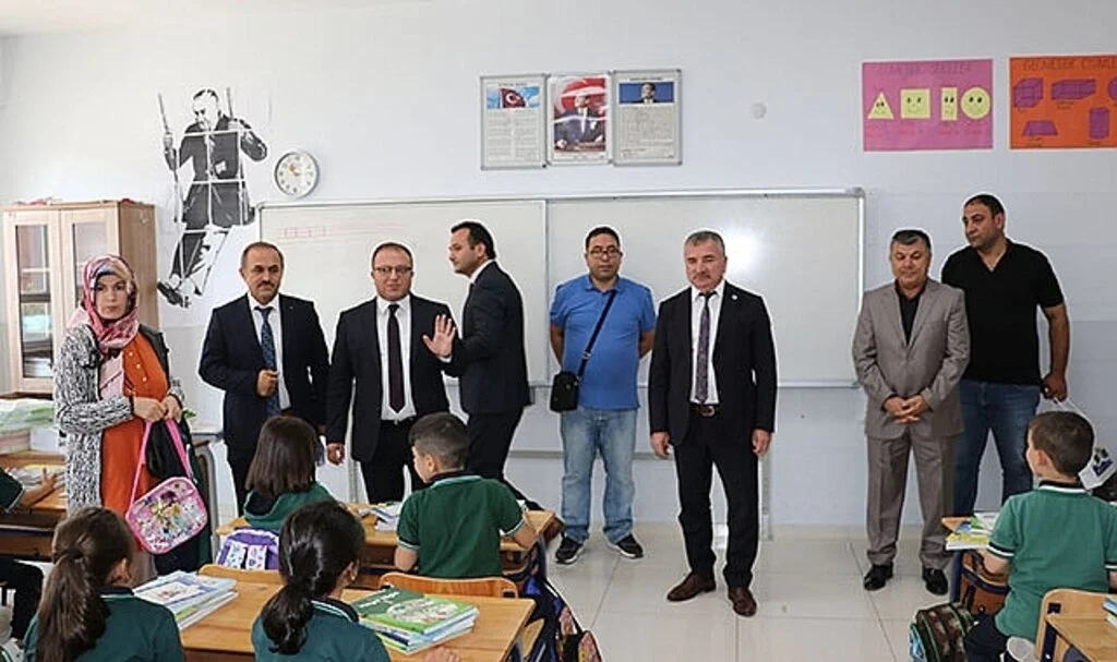 Havza Kaymakamı Nayman ve Belediye Başkanı Özdemir’den öğrencilere hediye