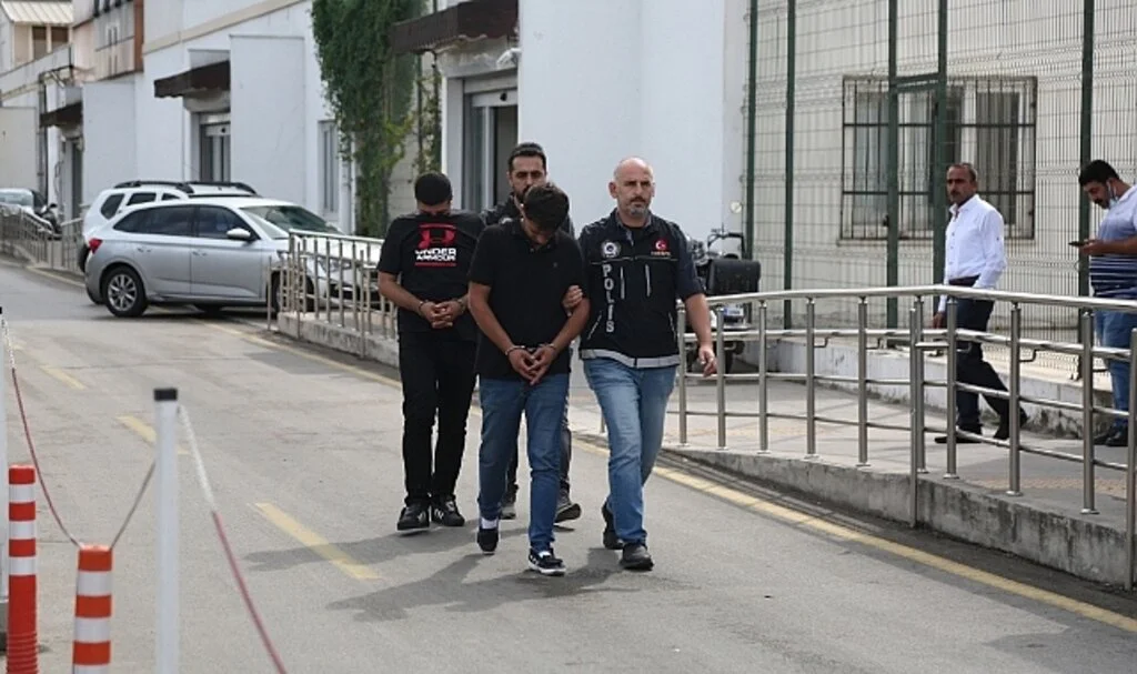 Hazır kek poşeti içinde esrar sevkiyatı polise takıldı