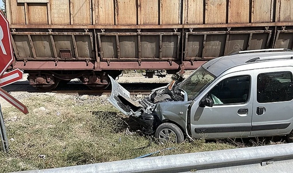 Hemzemin geçitte tren araca çarptı, sürücü yara almadan kurtuldu