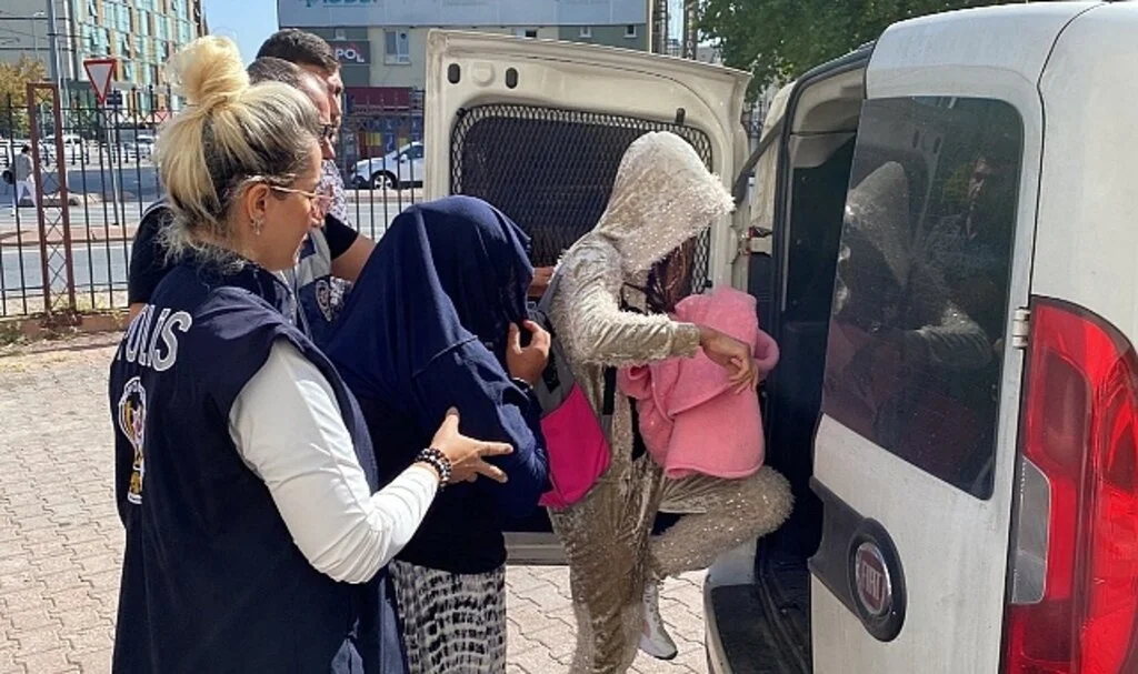 'Hırsızlık' suçundan aranan kadın çatıdaki özel bölmede yakalandı