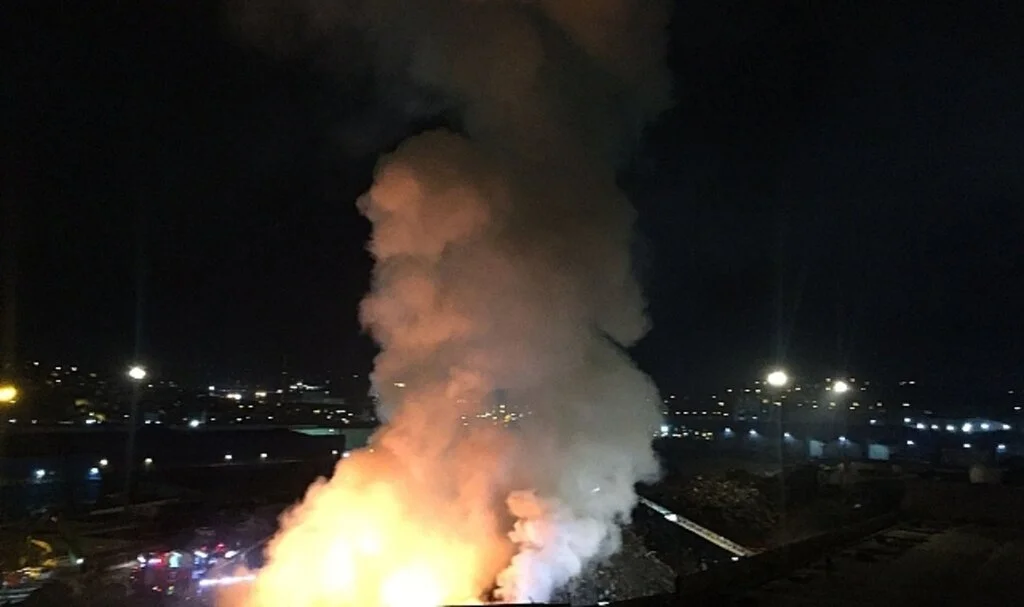 Hurdalıkta çıkan yangın gece boyu devam etti