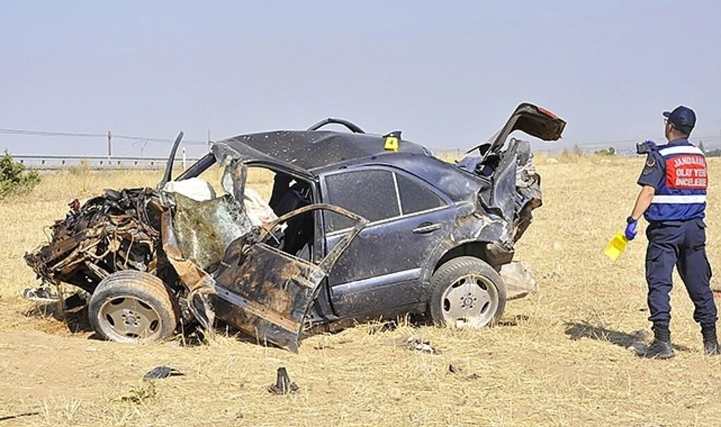 Hurdaya dönen otomobildeki 4 kişi yaralandı