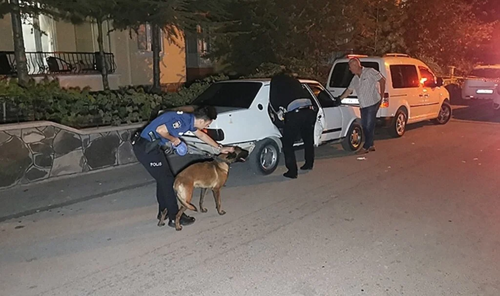 Husumetli olduğu iki kardeşin aracını ve evini kurşunladı