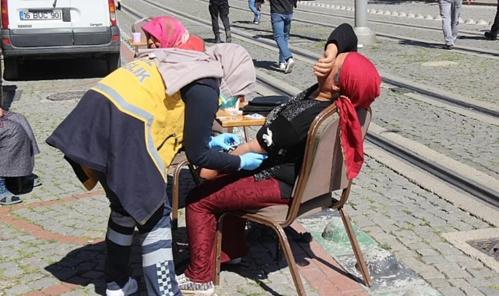 Husumetliler cami avlusunda kavga etti: 1 kişi makasla yaralandı