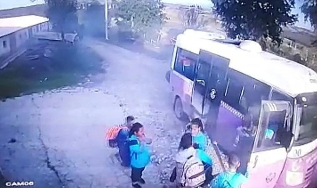 İçi öğrenci dolu servis alev aldı: Panik anları kamerada