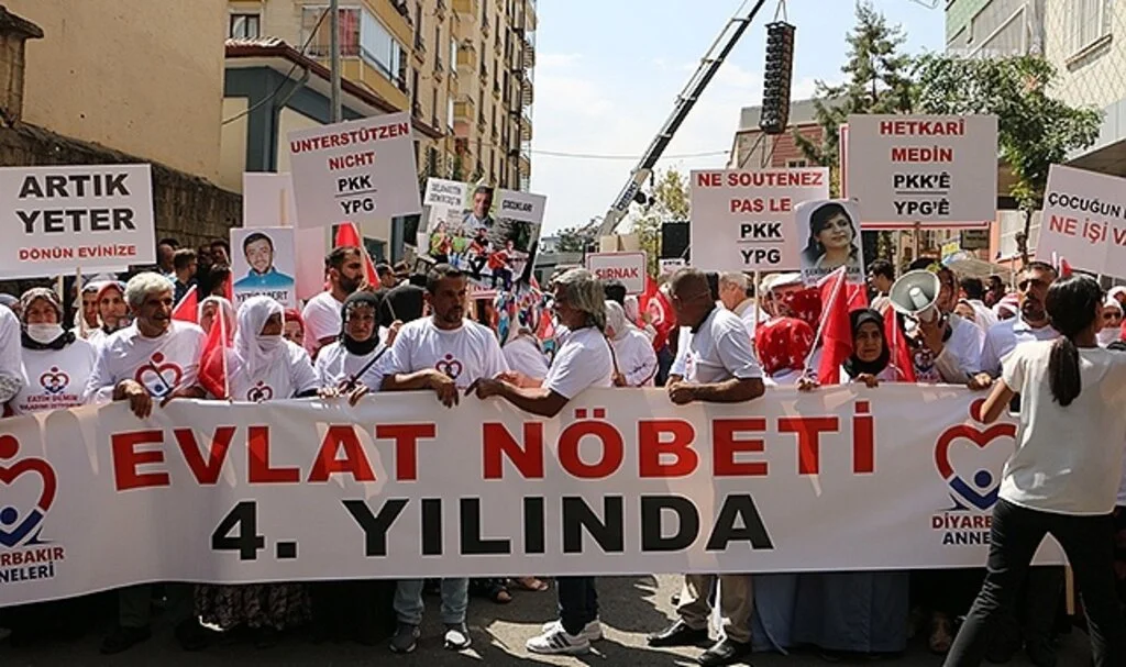  İçişleri Bakan Süleyman Soylu, evlat nöbetindeki ailelerle teröre lanet yürüyüşüne katıldı