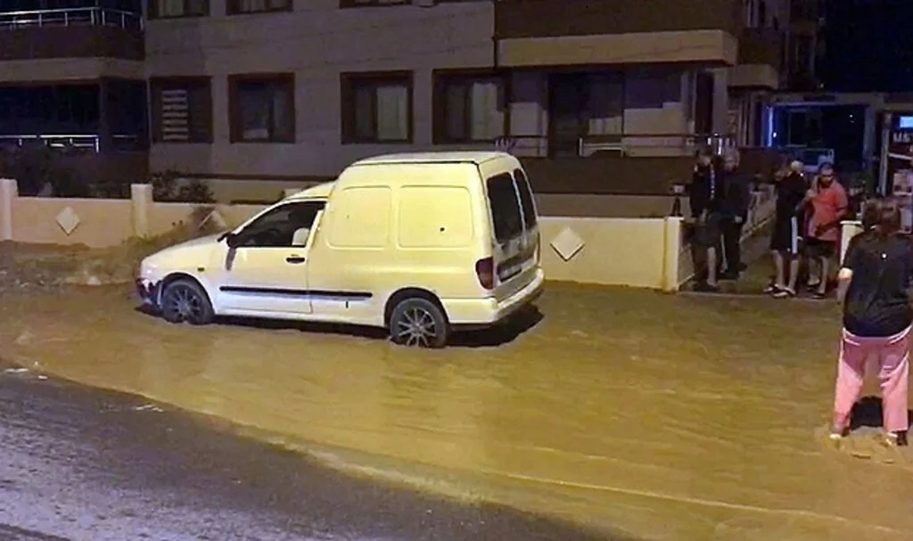 İçme suyu hattı patladı, sular ikinci kata kadar fışkırdı