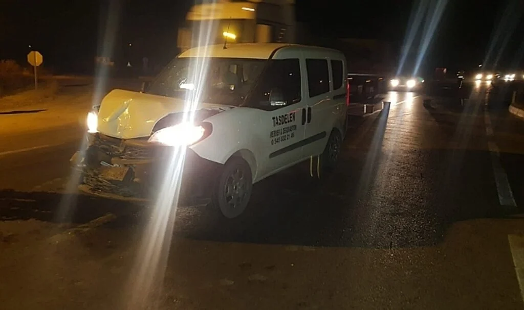 İki aracın çarpıştığı kazada şans eseri ölen ya da yaralanan olmadı