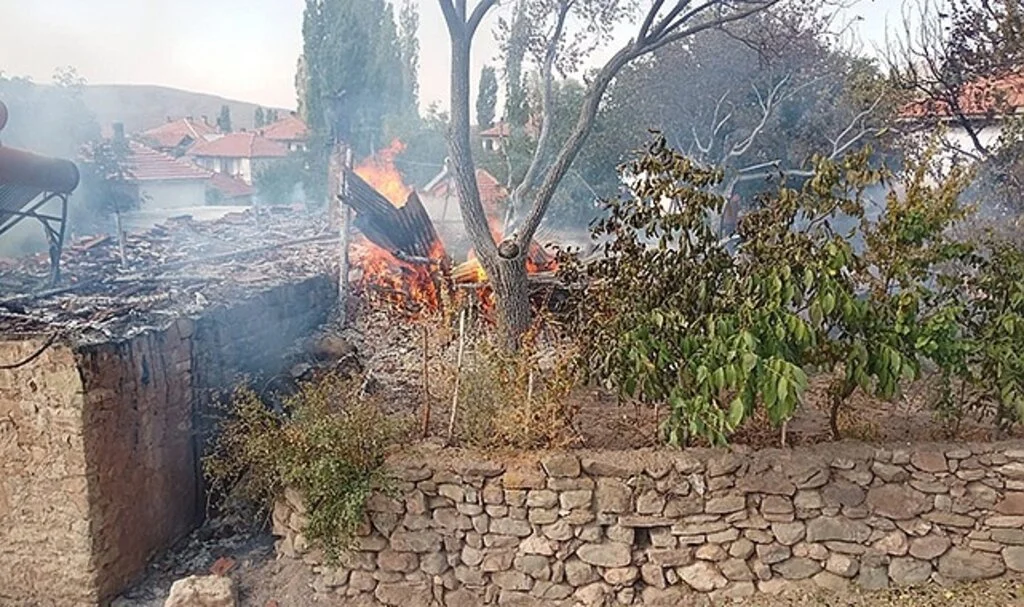 İki ev yanarak kullanılmaz hale geldi