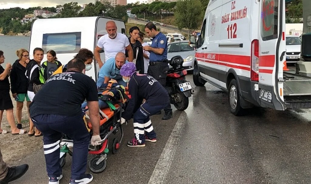İki otomobil çarpıştı, yoldan geçen genç kız yaralandı