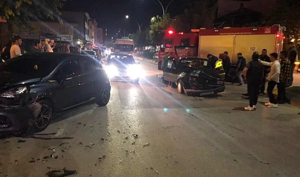 İki otomobil kafa kafaya çarpıştı: 1 yaralı
