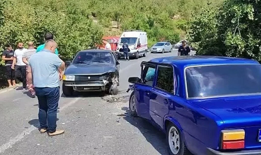 İki otomobil kafa kafaya çarpıştı: 2 yaralı