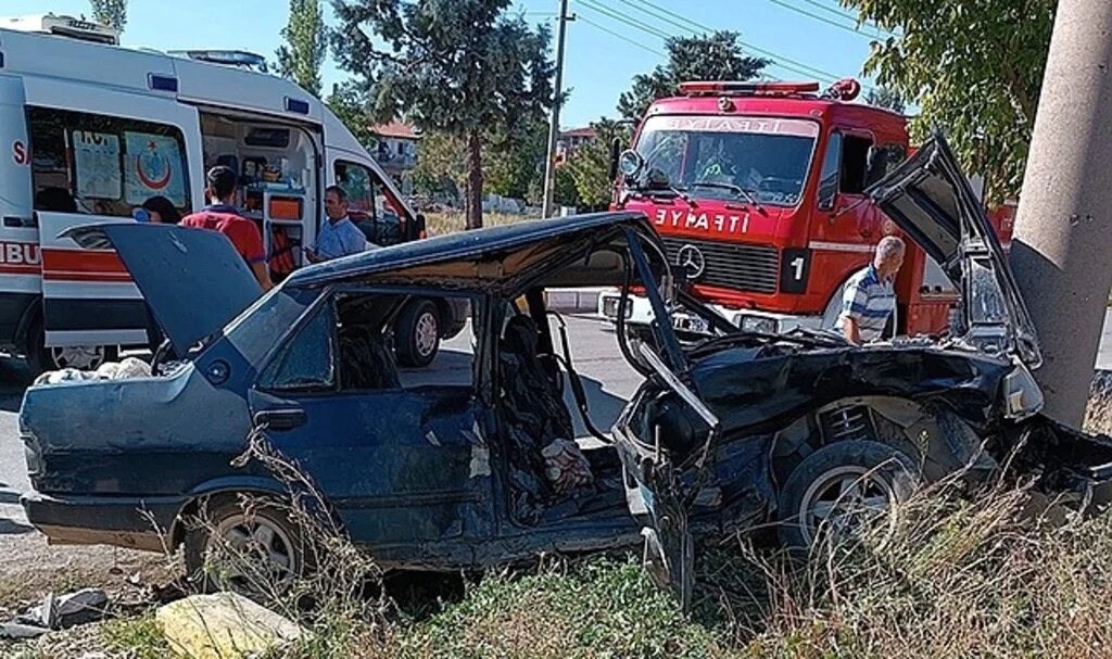 İki otomobil kafa kafaya çarpıştı, 6 kişi yaralandı