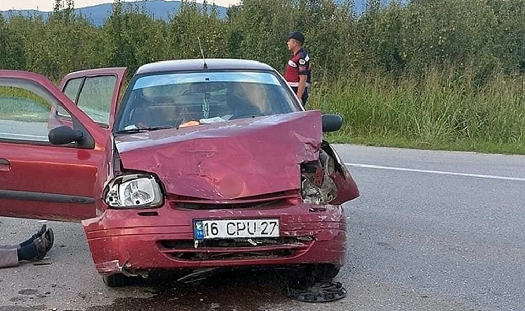İnegöl'de iki otomobil çarpıştı: 4 yaralı