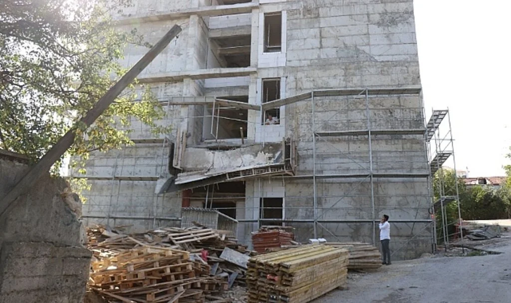 İnşaat halindeki okulun saçağı çöktü: 1 hafif yaralı