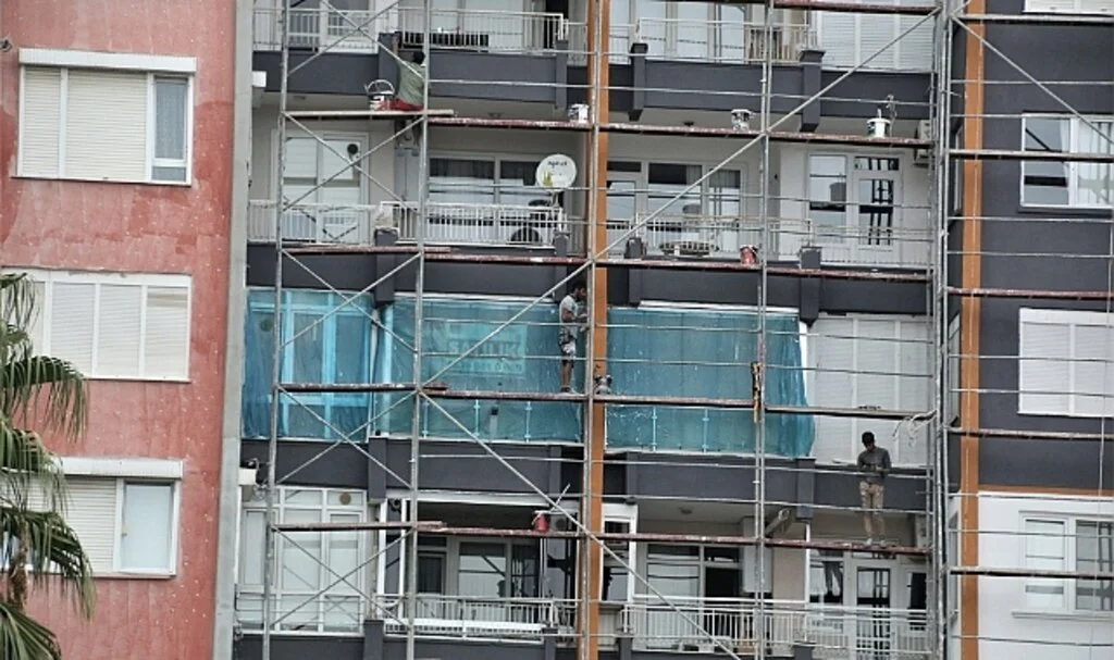 İnşaat işçilerinin 15 katlı binada güvenlik önlemi olmadan çalışmaları yürekleri ağza getirdi