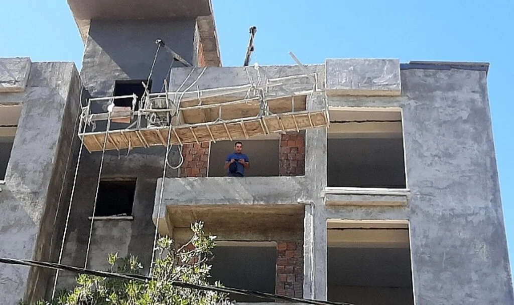 İnşaat iskelesinden düşen işçi hayatını kaybetti