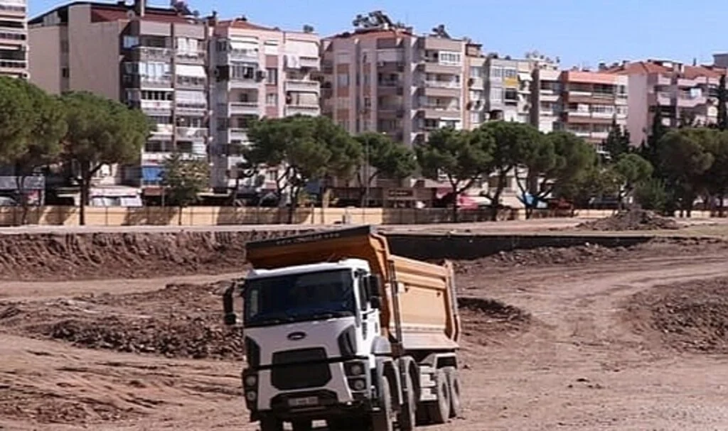  İnşaat şantiyesinde kamyonun çarptığı yaşlı adam hayatını kaybetti