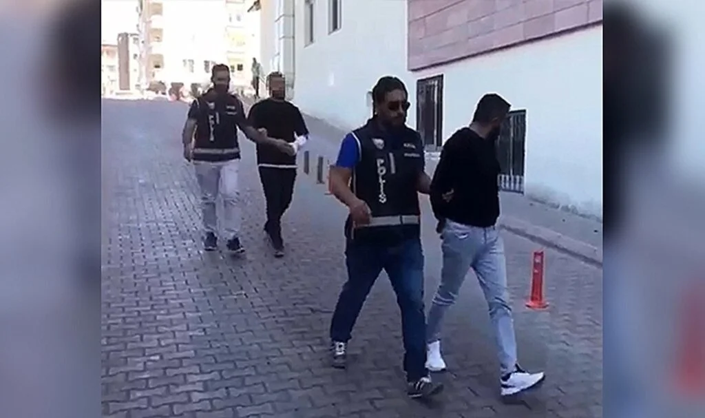 İş adamlarının özel görüşmelerini kayıt altına alıp şantaj yapan 3 kişiye gözaltı