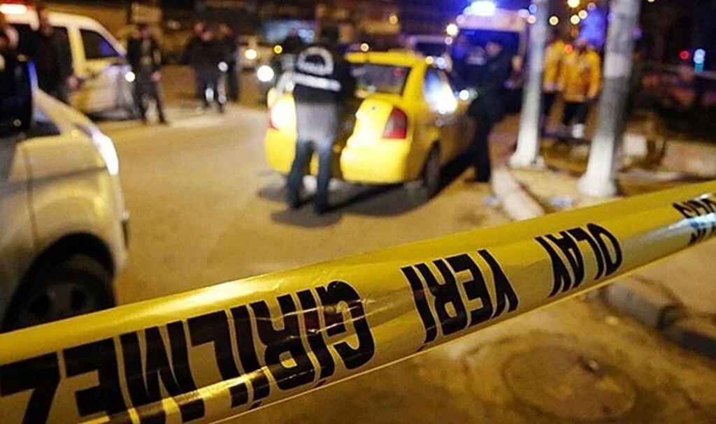 İş yerine silahlı baskın yapan 2 kişi hem dövüldü hem vuruldu