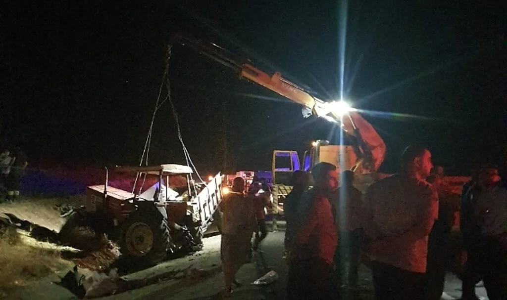 İşçileri taşıyan traktör ile kamyon çarpıştı: 1 ölü, 6 yaralı