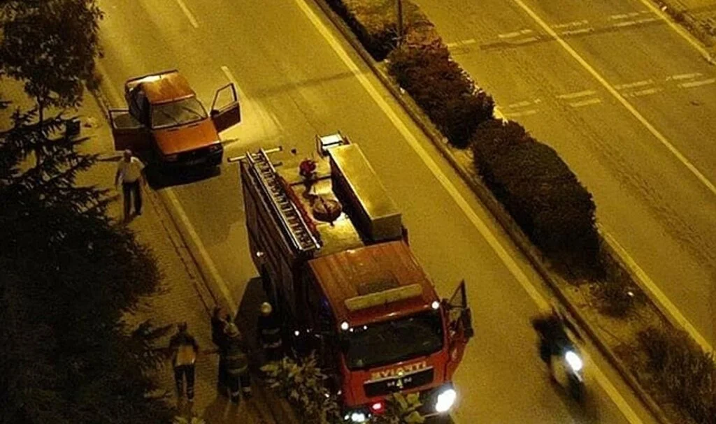 Işıklarda beklerken alev alan otomobil itfaiye ekiplerince söndürüldü