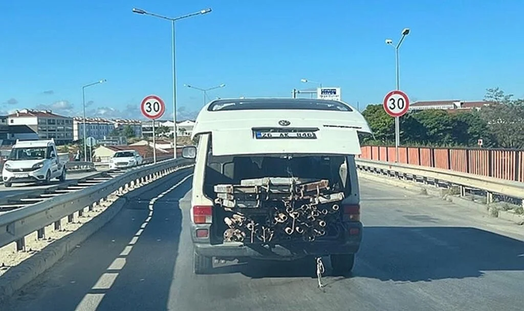 İskele demirleri minibüs bagajında tehlike oluşturdu